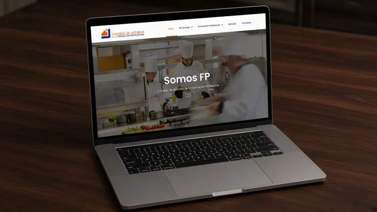 Portátil con la web del Consejo de Asturias de FP: foto de cocina y el titular Somos FP.